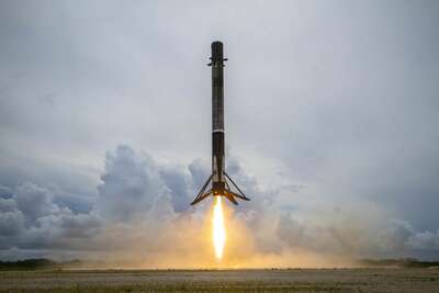 SpaceX Falcon 9 rocket landing