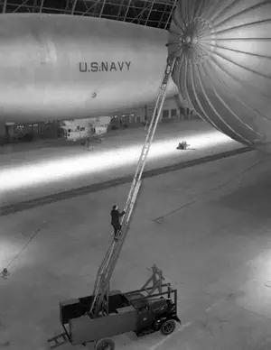 Truck-mounted extension ladder for working on blimps April 7, 1943